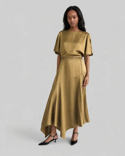 Long satin dress with an olive-colored gold chain